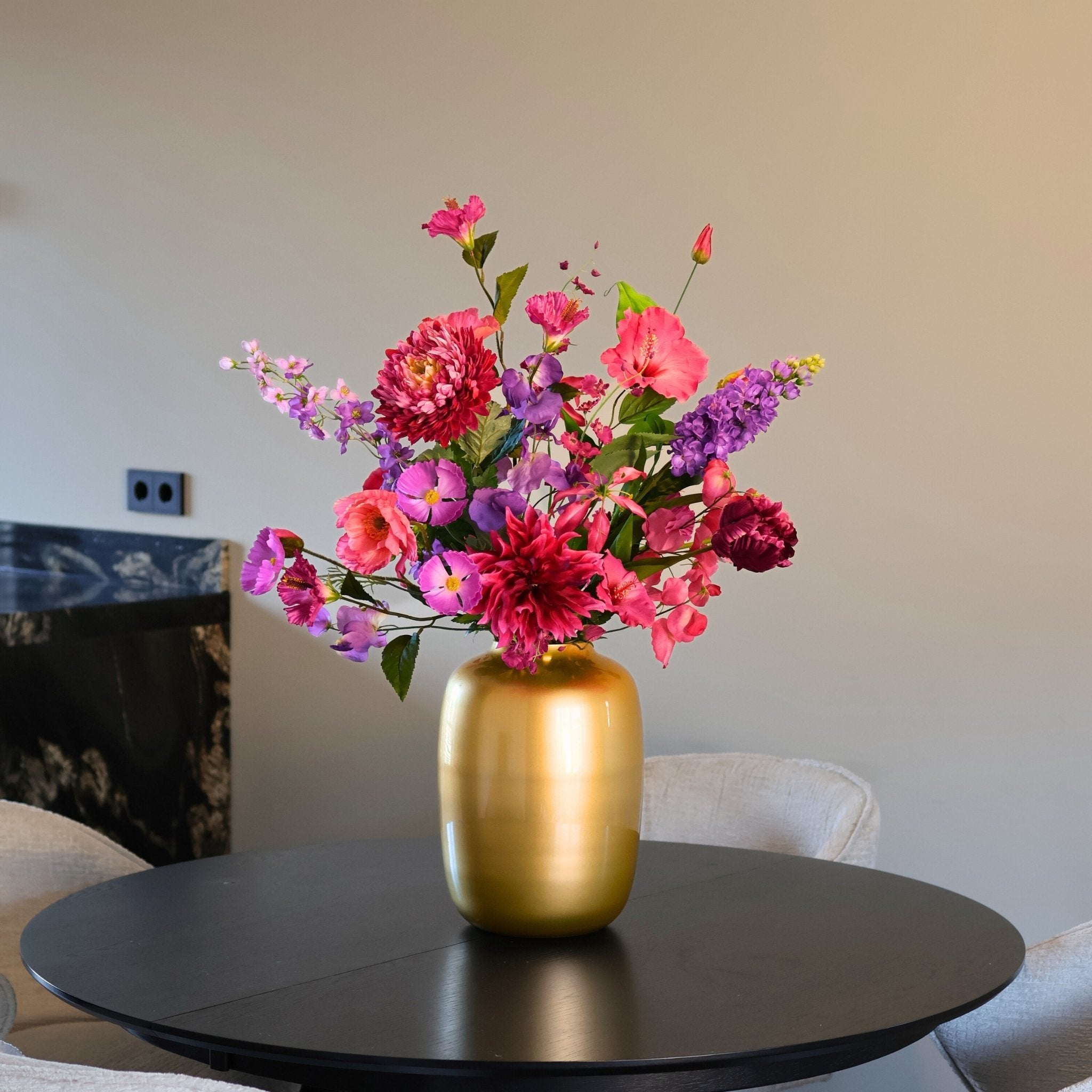 Kunstbloemen boeket Parijs gemaakt van zijden bloemen afgebeeld op een eettafel