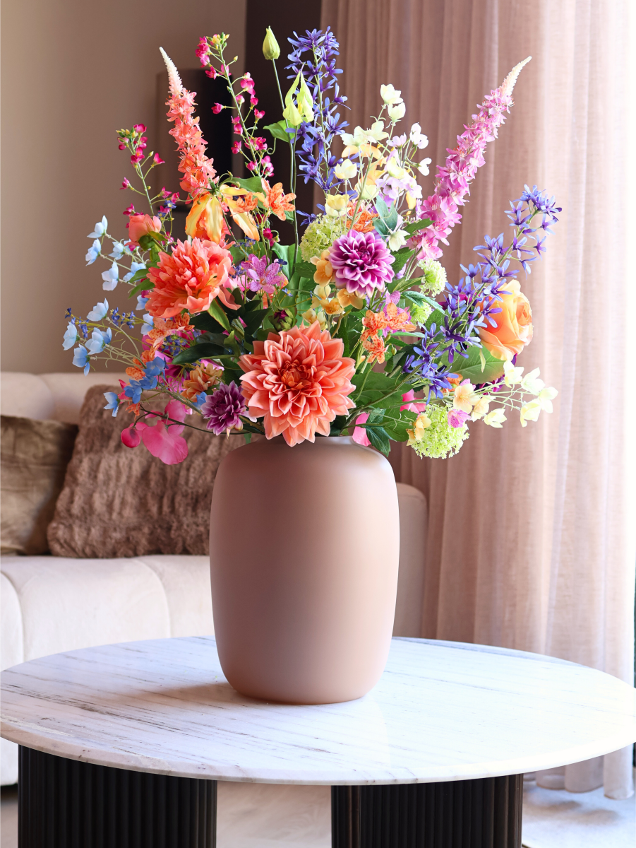 Kunstbloemen boeket Parijs gemaakt van zijden bloemen afgebeeld op een eettafel