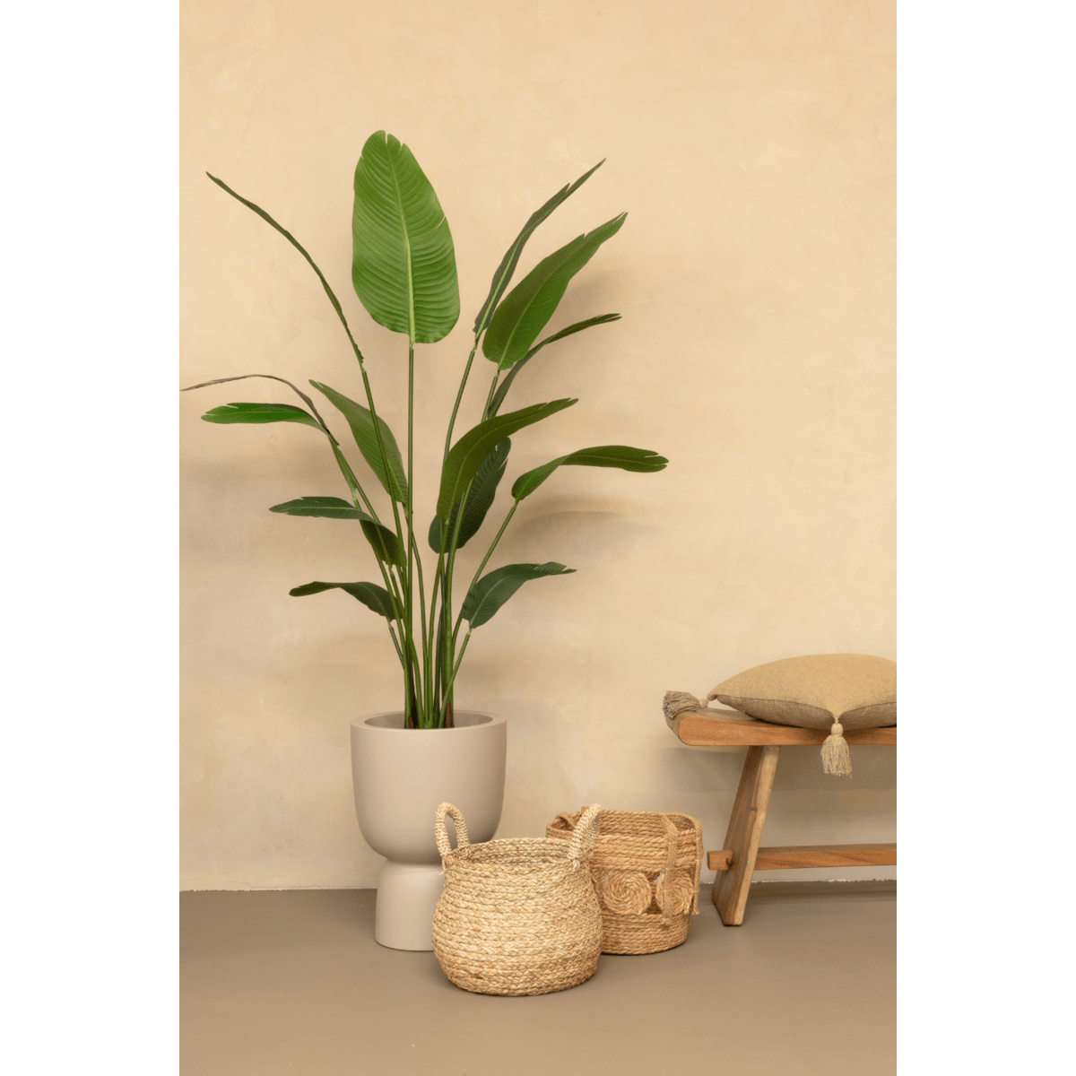 Strelitzia kunstplant van 160 cm met grote bladeren, perfect voor zowel zon- als schaduwrijke plekken in je woonkamer of kantoor.