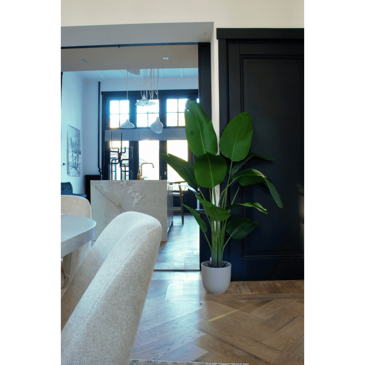 Strelitzia kunstplant van 160 cm met grote bladeren, perfect voor zowel zon- als schaduwrijke plekken in je woonkamer of kantoor.