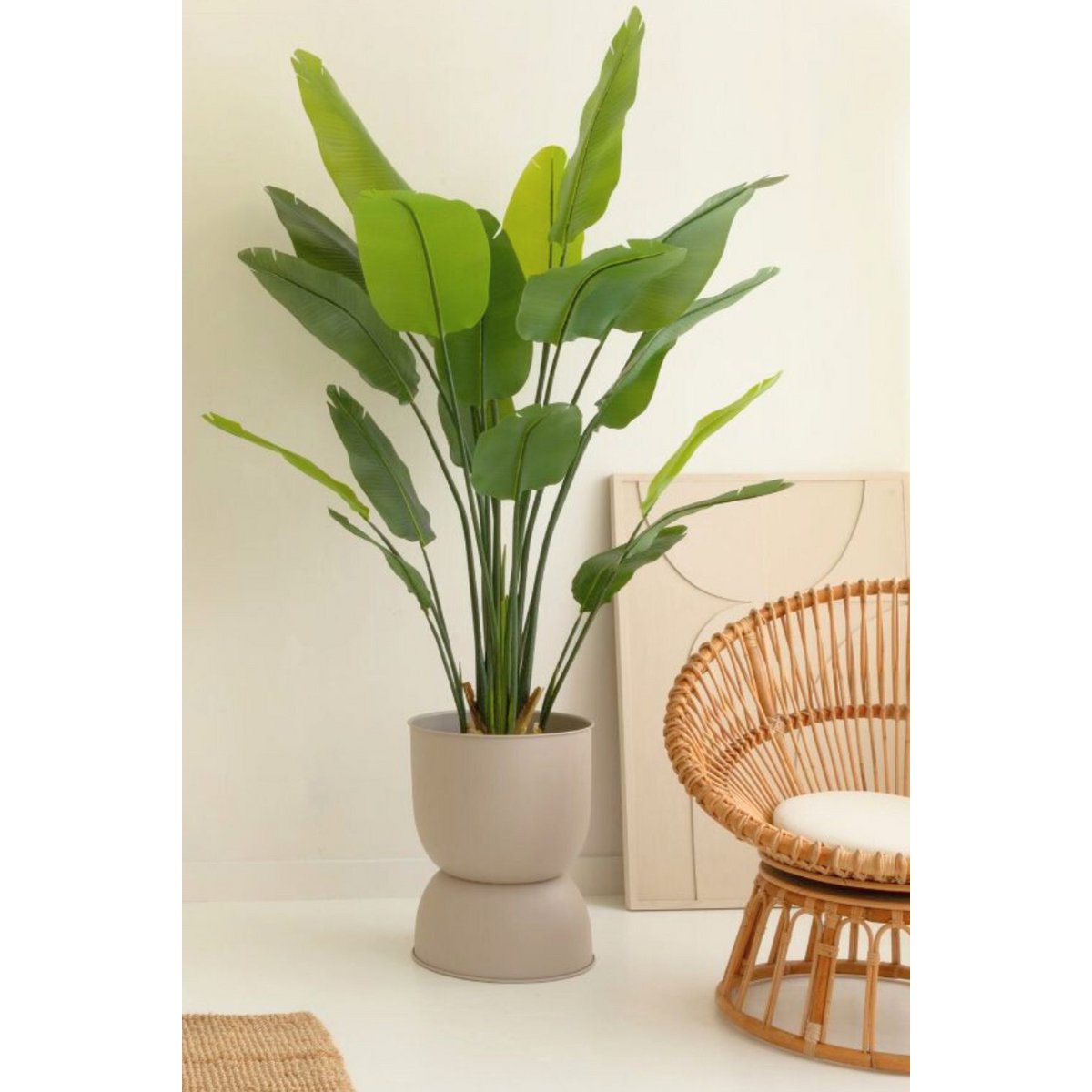 Strelitzia kunstplant van 180 cm met grote bladeren en een realistische stam, perfect voor grote ruimtes zoals een woonkamer of kantoor.