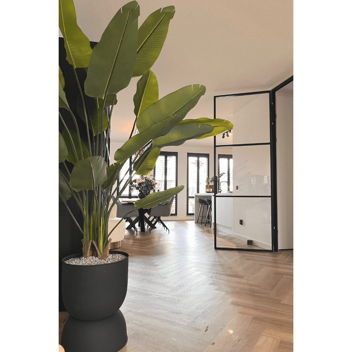 Strelitzia kunstplant van 180 cm met grote bladeren en een realistische stam, perfect voor grote ruimtes zoals een woonkamer of kantoor.