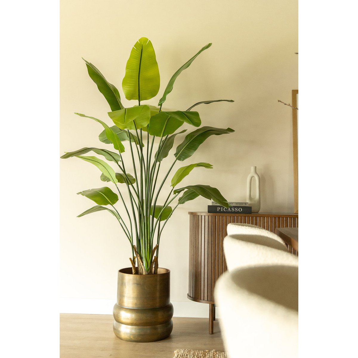 Strelitzia kunstplant van 180 cm met grote bladeren en een realistische stam, perfect voor grote ruimtes zoals een woonkamer of kantoor.