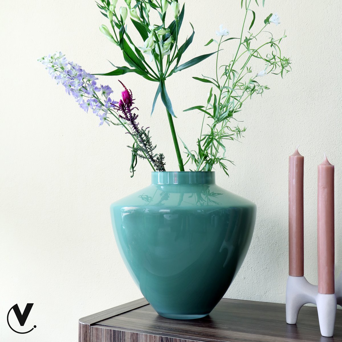 Vase The World mondgeblazen vaas met unieke vorm en afwerking, een verfijnde aanvulling voor elk interieur