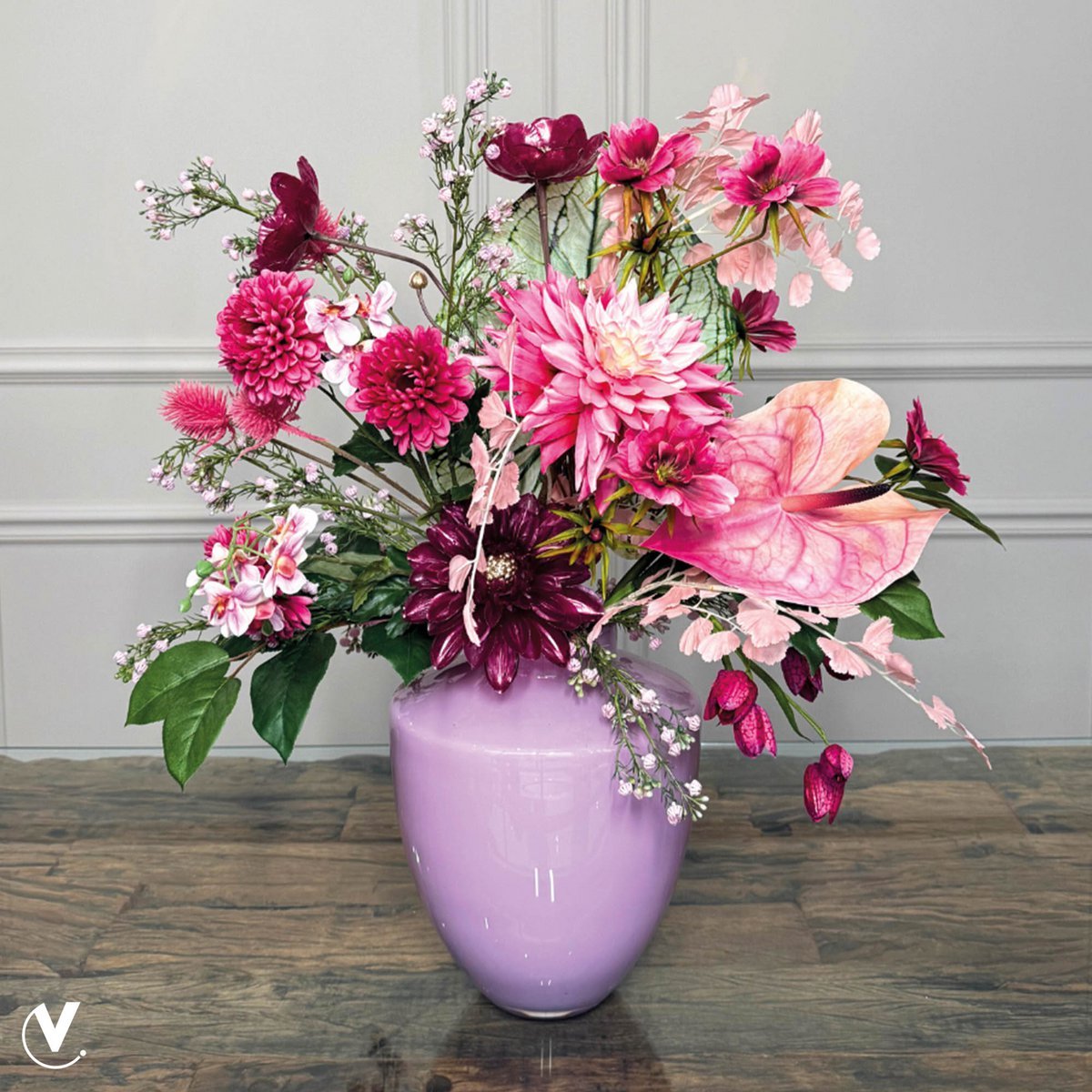 Vase The World mondgeblazen vaas, uniek in vorm met een mooie randafwerking, een verfijnde aanvulling voor elk interieur