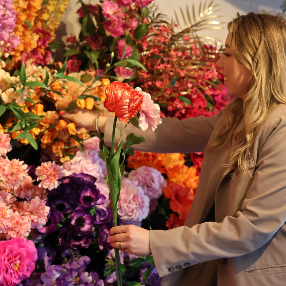 Stel je eigen kunstbloemen boeket samen bij Bloemen van Kunst, met een ruime selectie bloemen en hulp van onze bloemisten