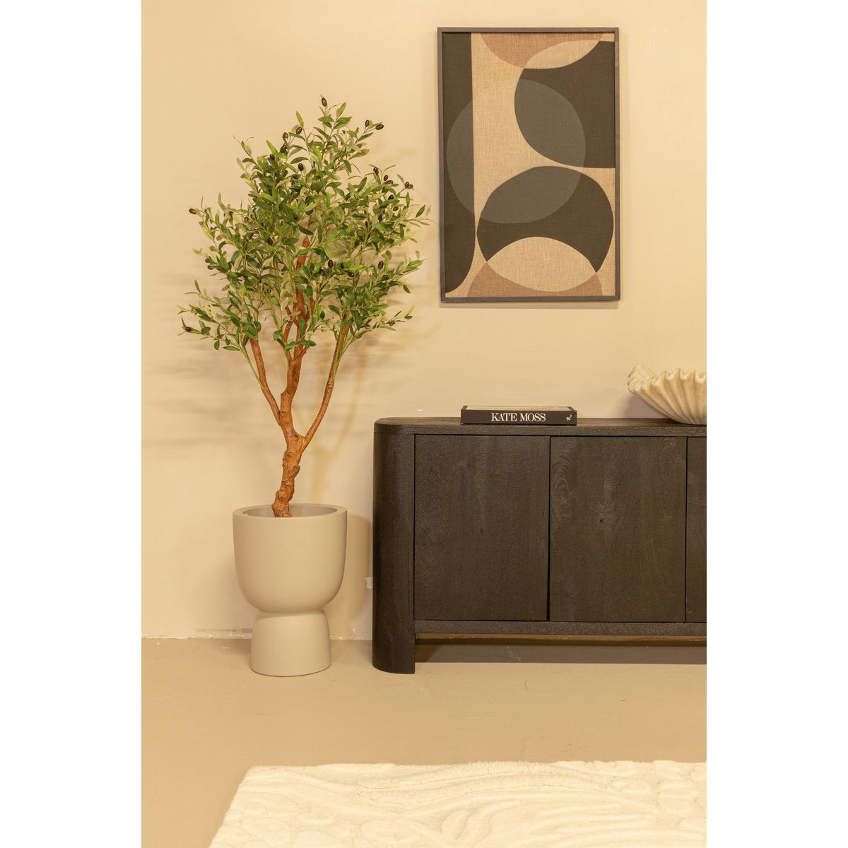 Kunst Olijfboom van 150 cm met een organische vorm, ideaal voor het toevoegen van een Mediterrane sfeer in je interieur, zoals in de woonkamer of kantoor.