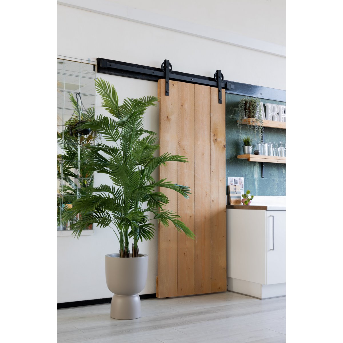 Kunstpalm van 180 cm met een realistische, weelderige uitstraling, perfect voor een tropische sfeer in huis of op kantoor.