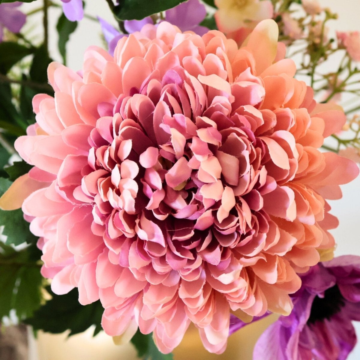 Pastel kunstbloemen boeket met een close up foto van de roze chrysant zijden bloemen