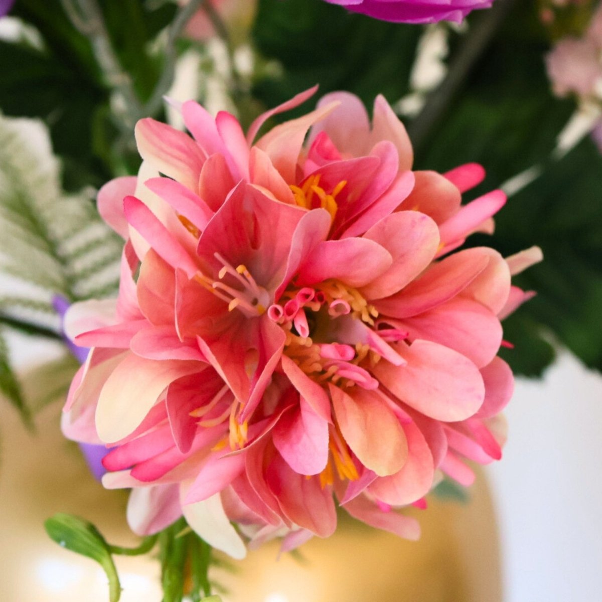 Pastel kunstbloemen boeket met een close up foto van de roze scabiosa zijden bloemen