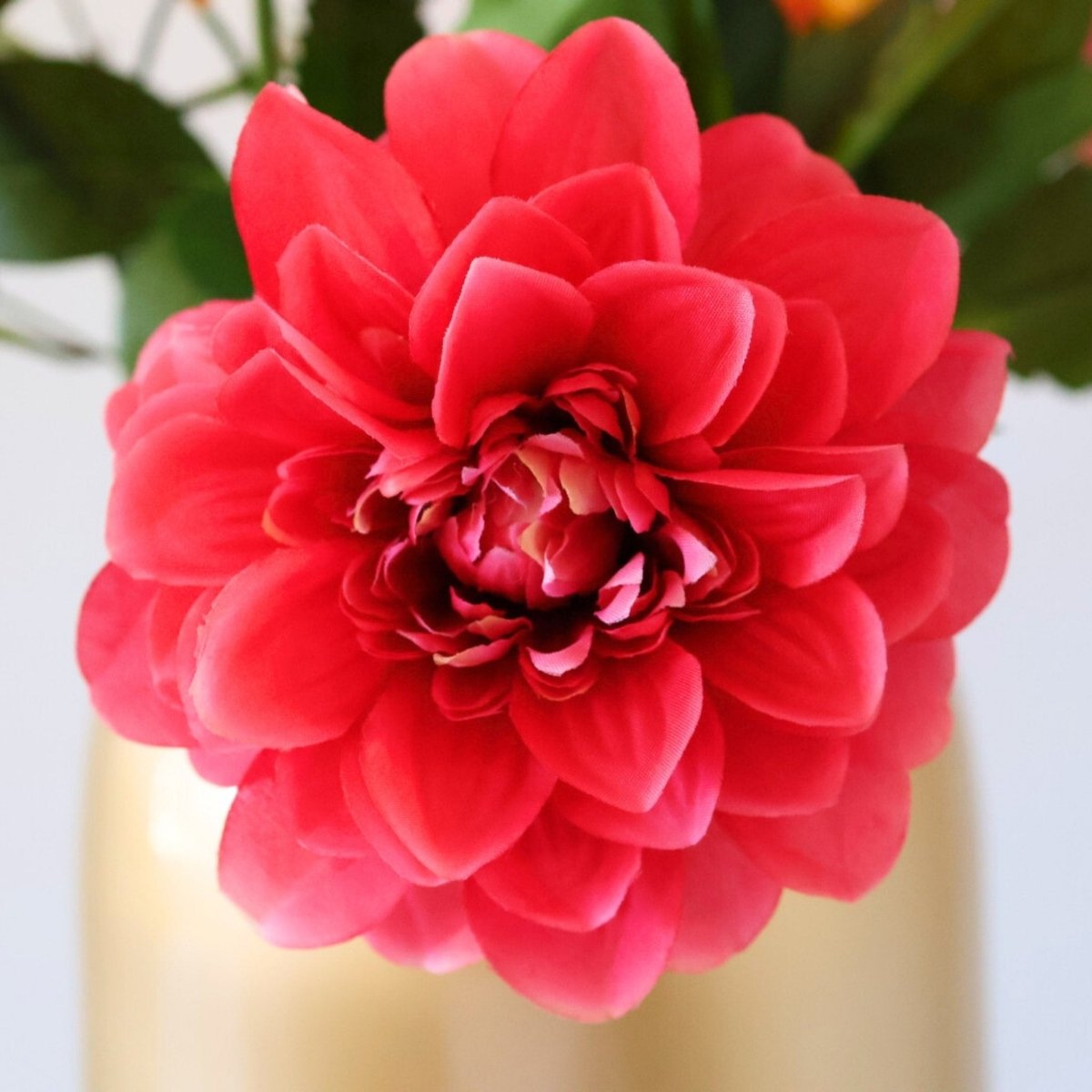 Kleurrijk kunstbloemen boeket met een close up foto van de roze dahlia zijden bloemen