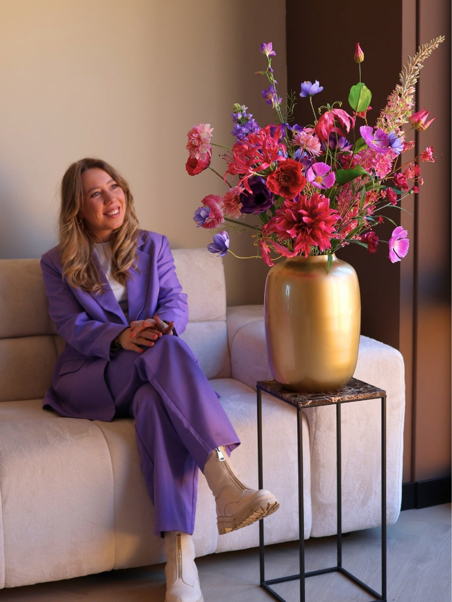 Kunstbloemen boeket Rome afgebeeld in een woonkamer op een pilaar