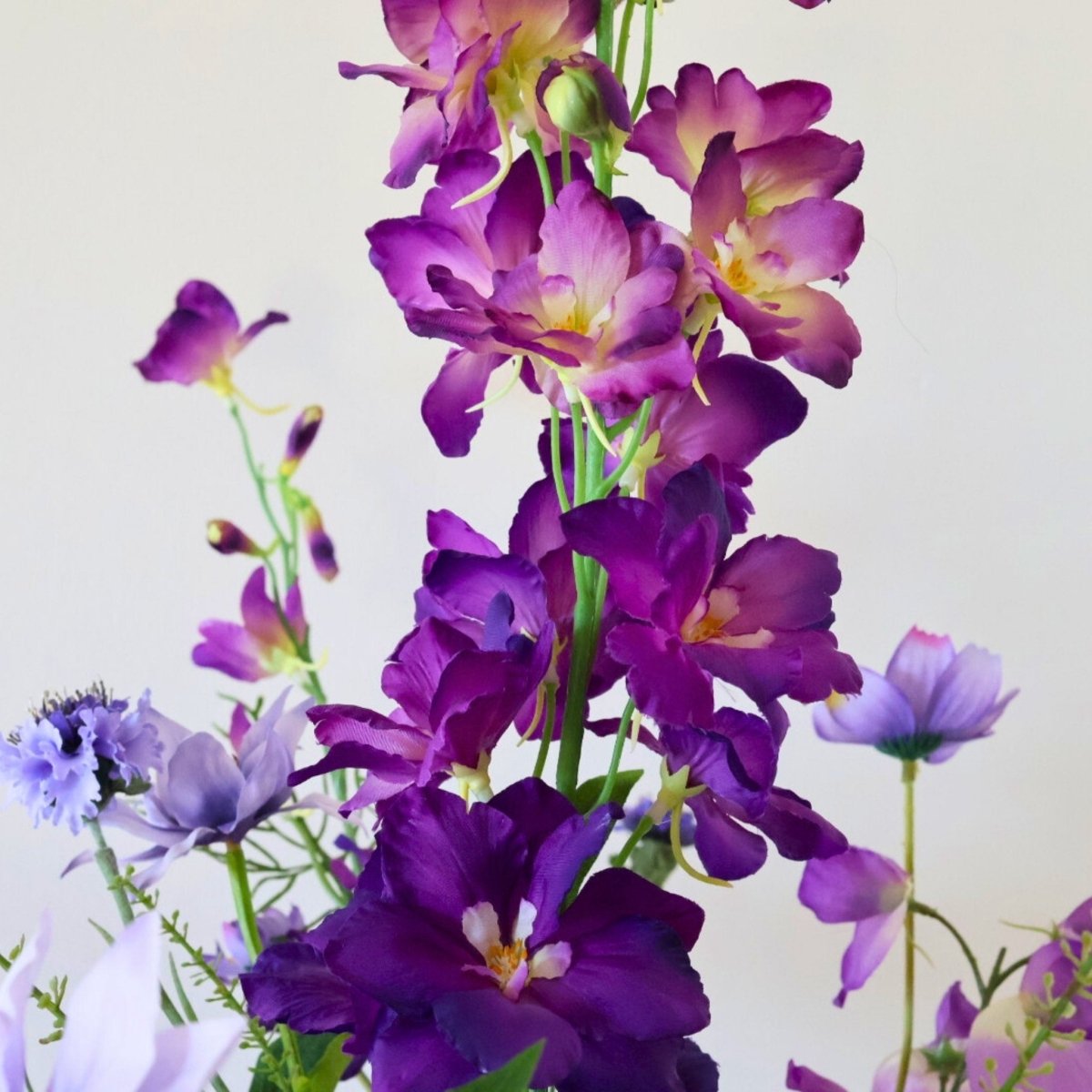 Paars kunstbloemen boeket met een close up foto van de paarse delphinium zijden bloemen