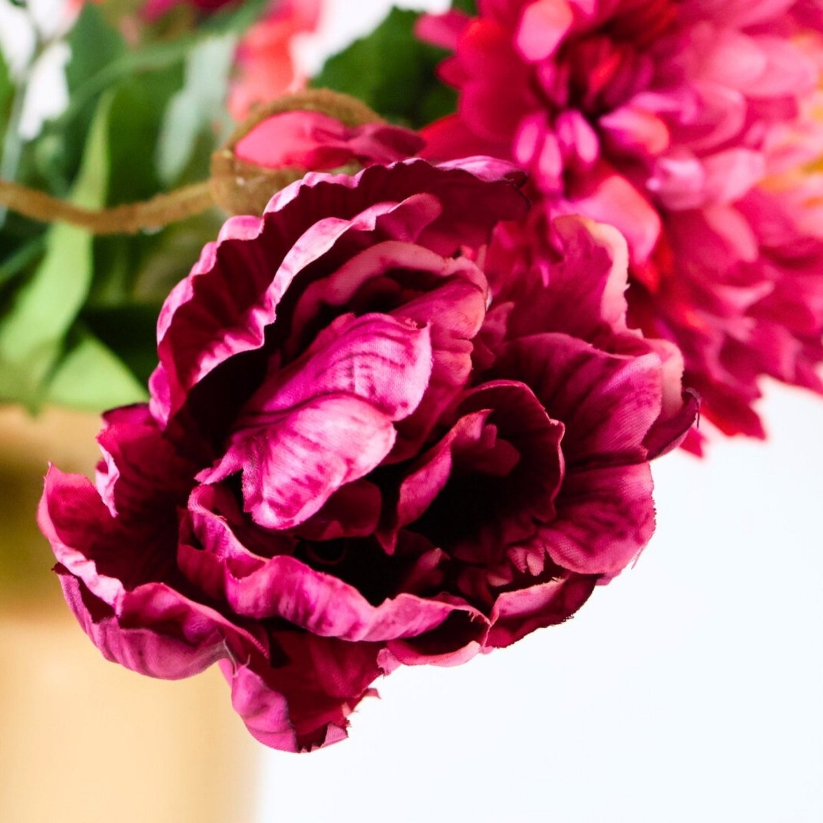 Rood roze kunstbloemen boeket met een close up foto van de paarse tulp zijden bloemen