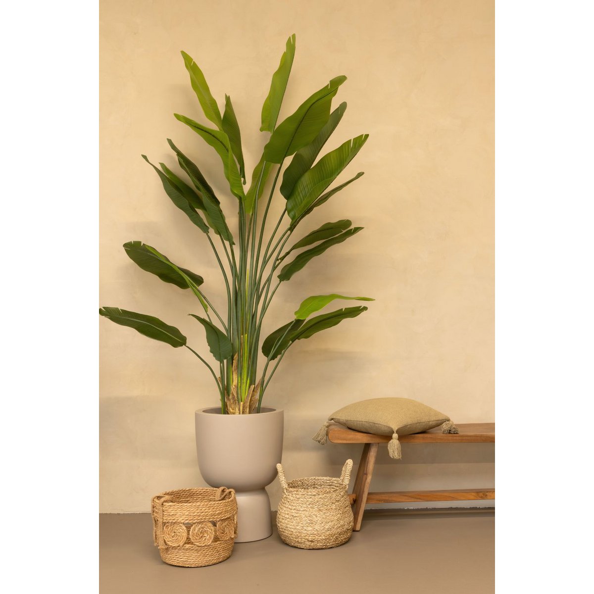 Strelitzia kunstplant van 210 cm hoog met levendige bladeren en een stijlvolle pot, ideaal voor grote ruimtes zoals een woonkamer of kantoor.