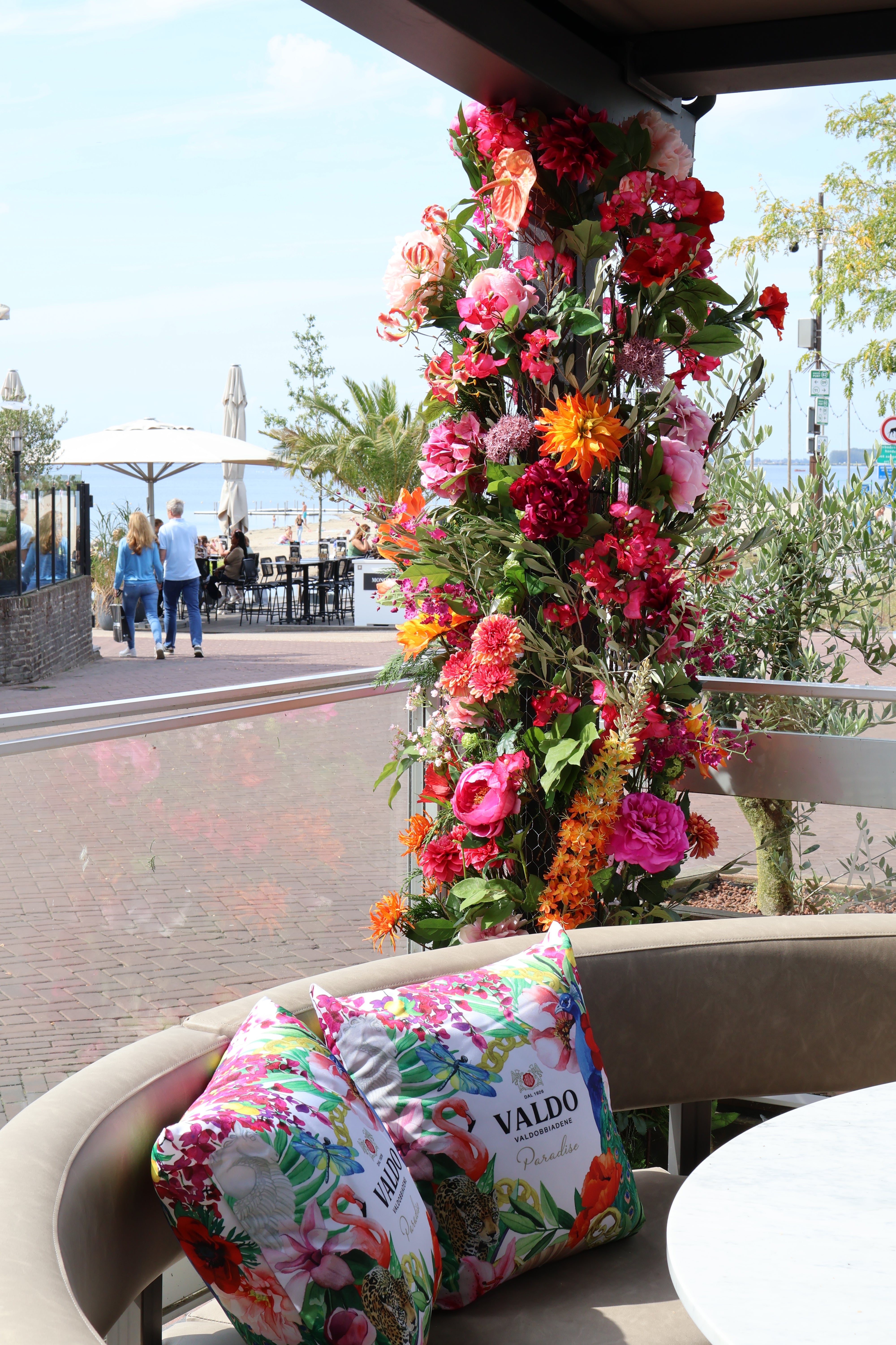 Elegante kunstbloemen aankleding geplaatst in een restaurant, perfect voor het toevoegen van een sfeervolle, natuurlijke uitstraling