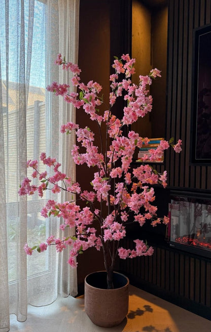 Roze bloesemboom in een woonkamer