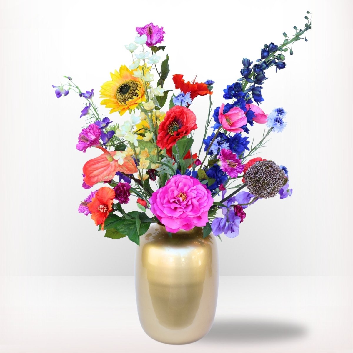 Luxe kunstbloemen boeket met 15 verschillende zijden bloemen kleurrijke tinten, waaronder delphinium en hibiscus, in een gouden vaas