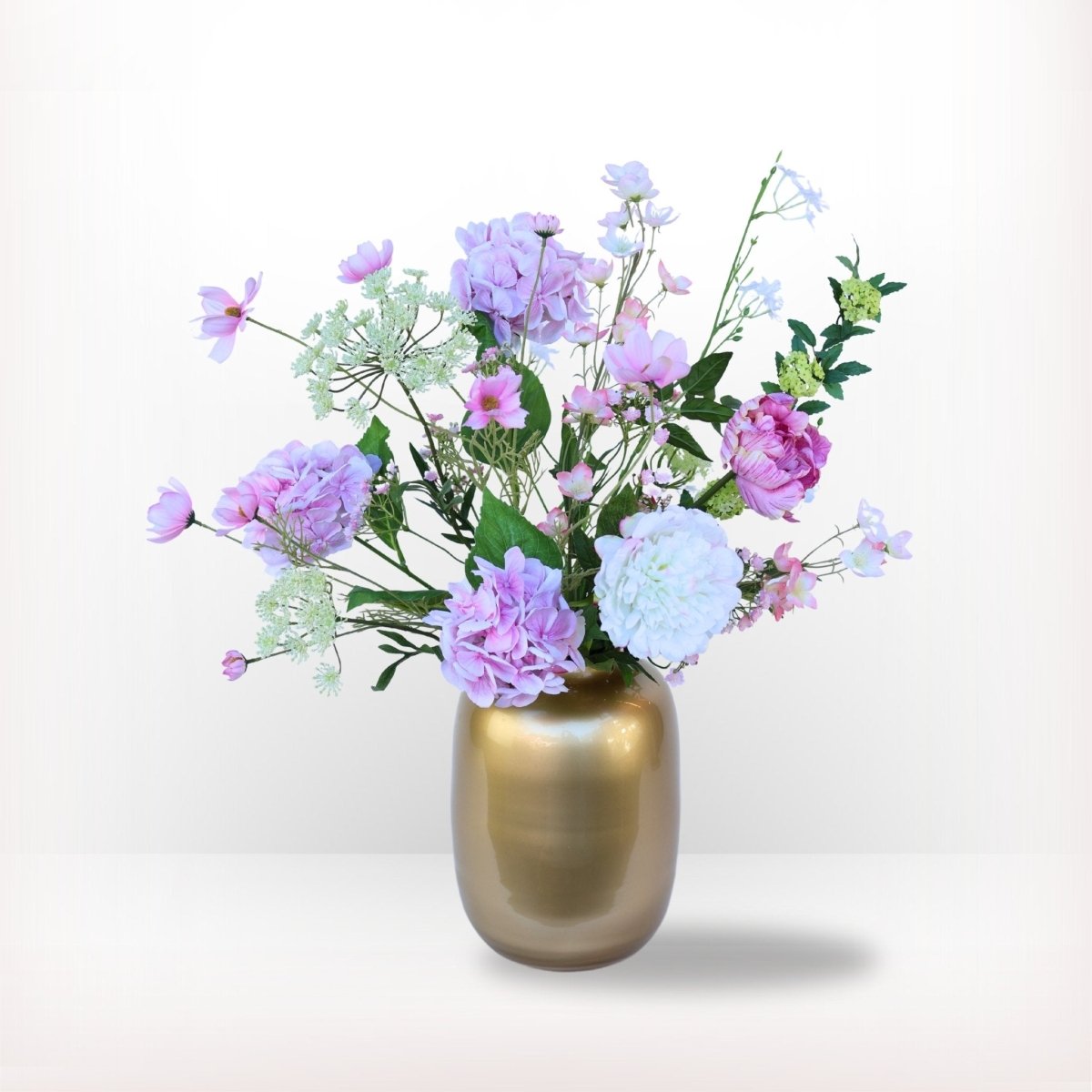 Kunstbloemen boeket met 9 verschillende zijden bloemen in wit en roze tinten, waaronder pioenrozen en hortensia, in een gouden vaas