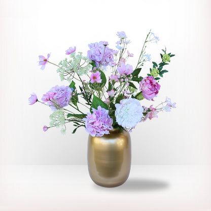 Kunstbloemen boeket met 9 verschillende zijden bloemen in wit en roze tinten, waaronder pioenrozen en hortensia, in een gouden vaas