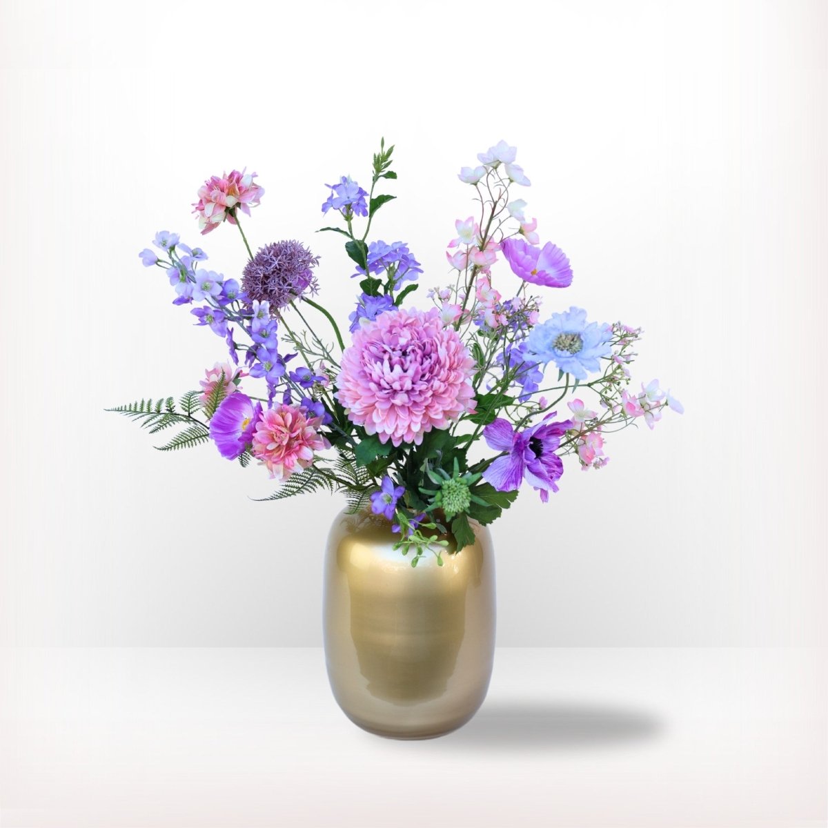 Kunstbloemen boeket met 11 verschillende zijden bloemen in paars en lila tinten, waaronder chrysant en poppy’s, in een gouden vaas