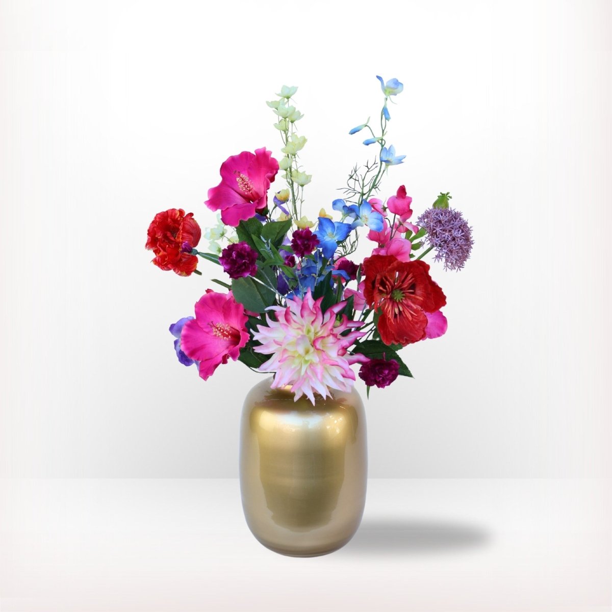 Kleurrijk pluk kunstbloemen boeket met 10 verschillende zijden bloemen, waaronder allium en dahlia, in een gouden vaas