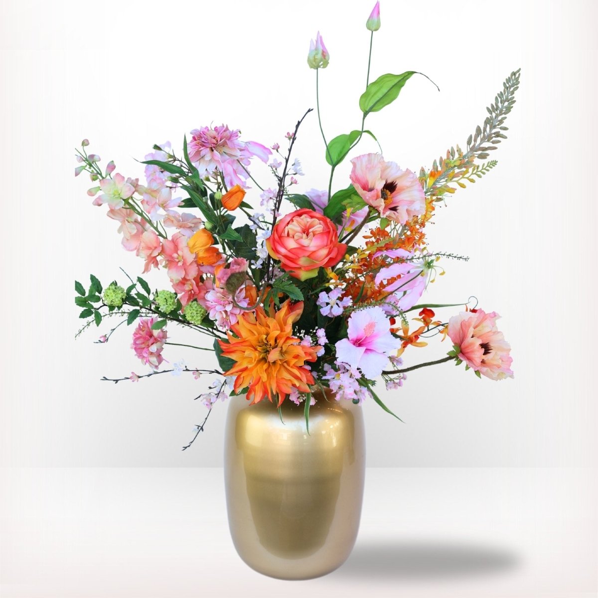 Luxe kunstbloemen boeket met 17 verschillende zijden bloemen in roze en oranje tinten, waaronder dahlia’s en rozen, in een gouden vaas