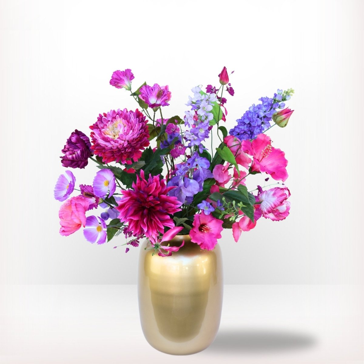 Kleurrijk kunstbloemen boeket met 14 verschillende zijden bloemen in roze tinten, vooral gevuld met poppy’s en hibiscus, in een gouden vaas