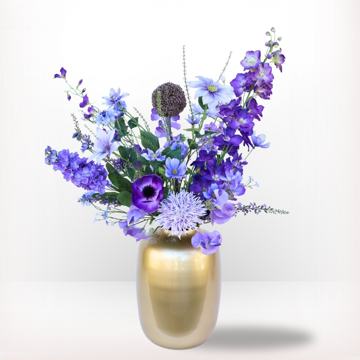 Kunstbloemen boeket met 16 verschillende zijden bloemen in prachtige paarse tinten, waaronder clematis en anemonen, in een gouden vaas