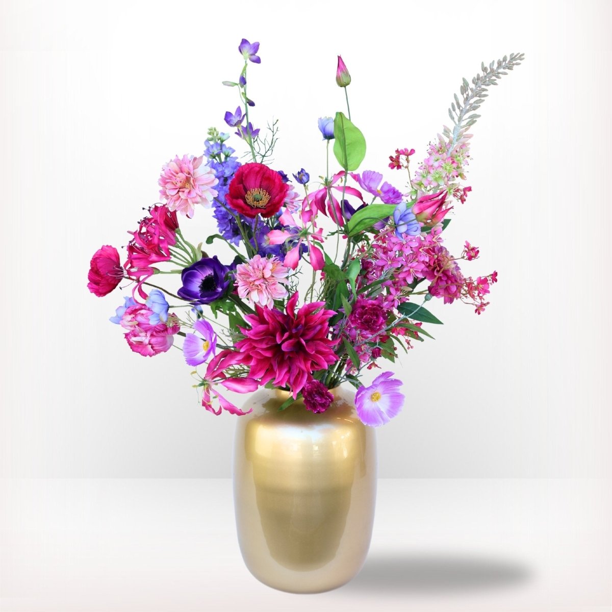 Kleurrijk kunstbloemen boeket met 15 verschillende zijden bloemen in prachtige paarse en roze tinten, in een gouden vaas