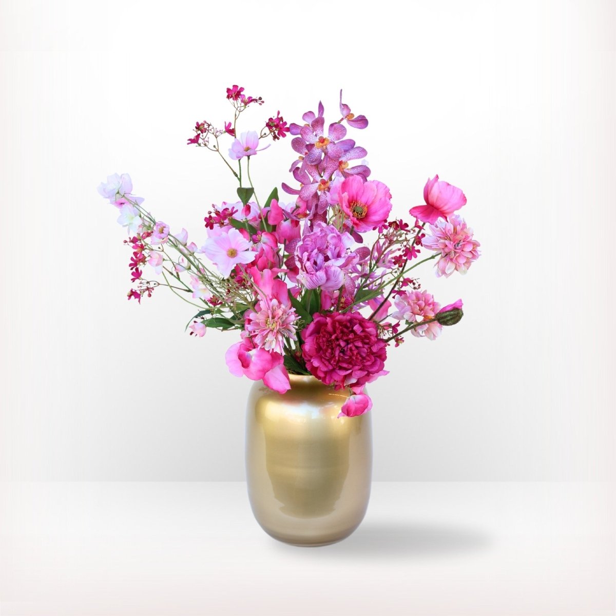 Roze kunstbloemen boeket met 12 verschillende zijden bloemen in prachtige kleuren, waaronder rozen en orchideeën, in een gouden vaas