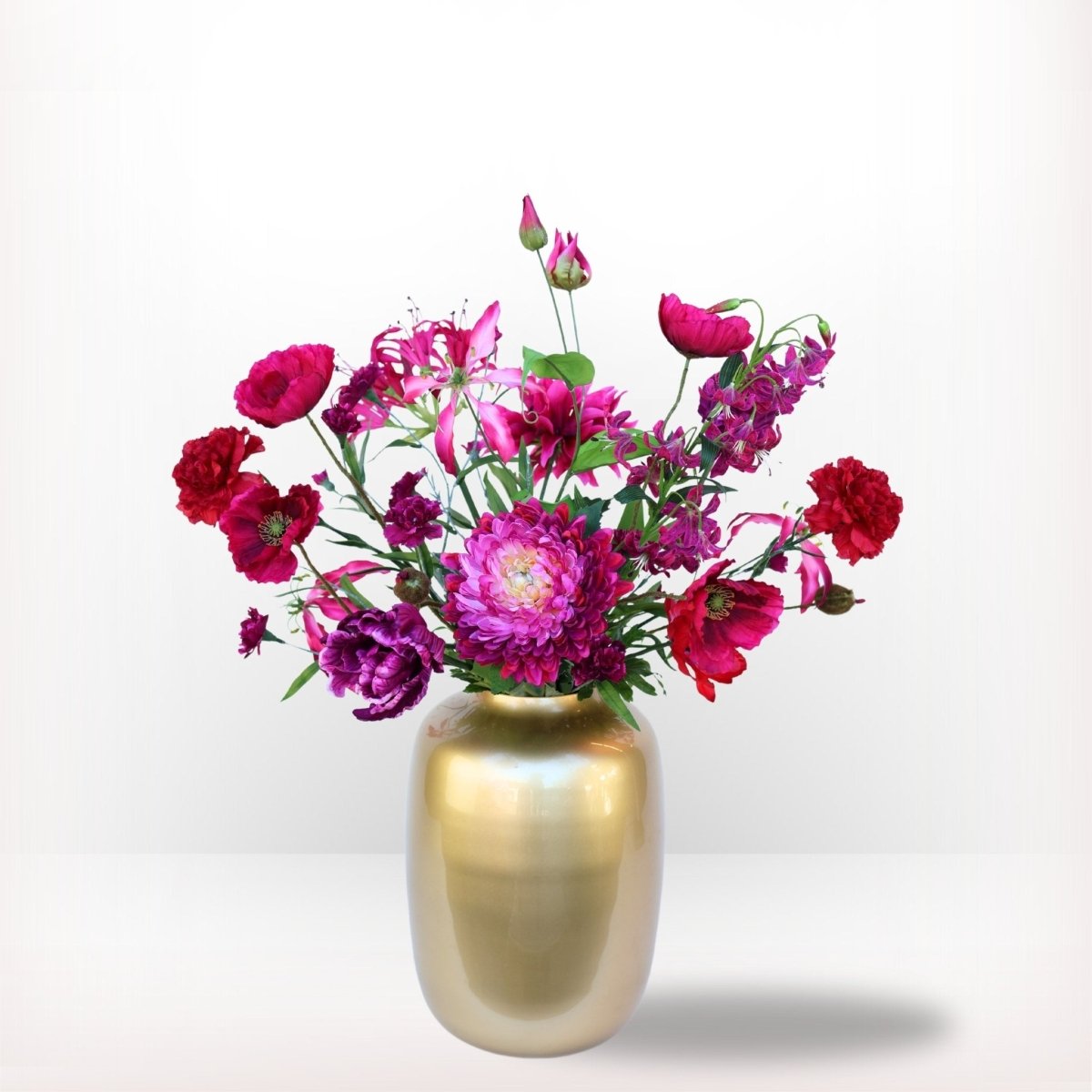 Prachtig kunstbloemen boeket met 15 verschillende zijden bloemen in rood en roze tinten, in een gouden vaas
