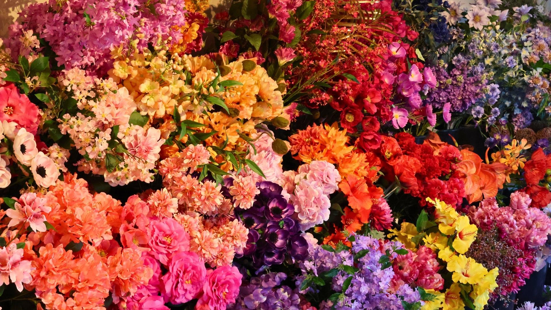 Honderden kunstbloemen in een foto