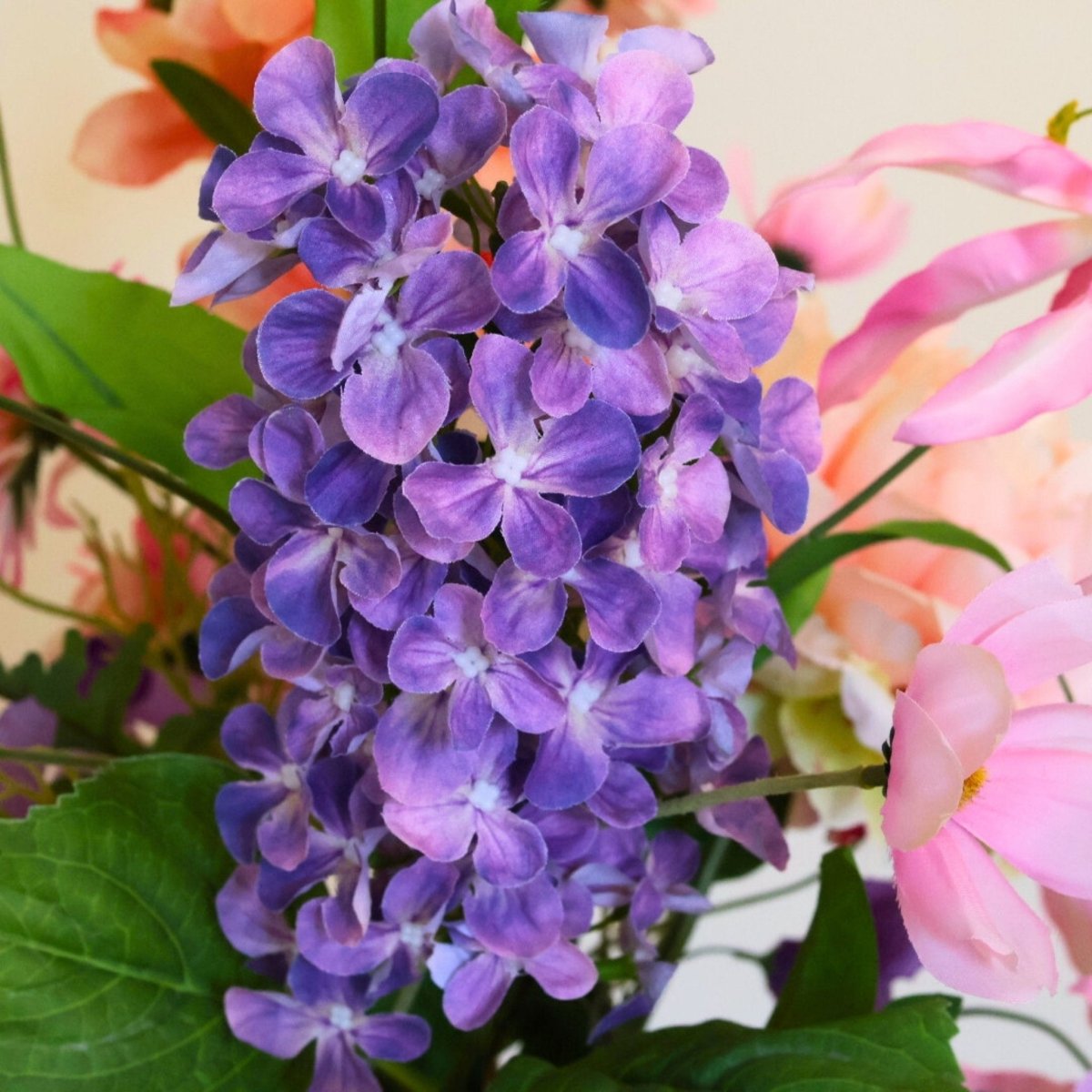 Kleurrijk pluk kunstbloemen boeket met een close up foto van de hortensia zijden bloemen