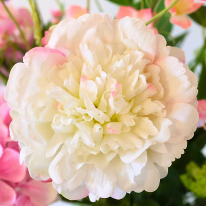 Roze kunstbloemen boeket met een close up foto van de witte pioen zijden bloemen