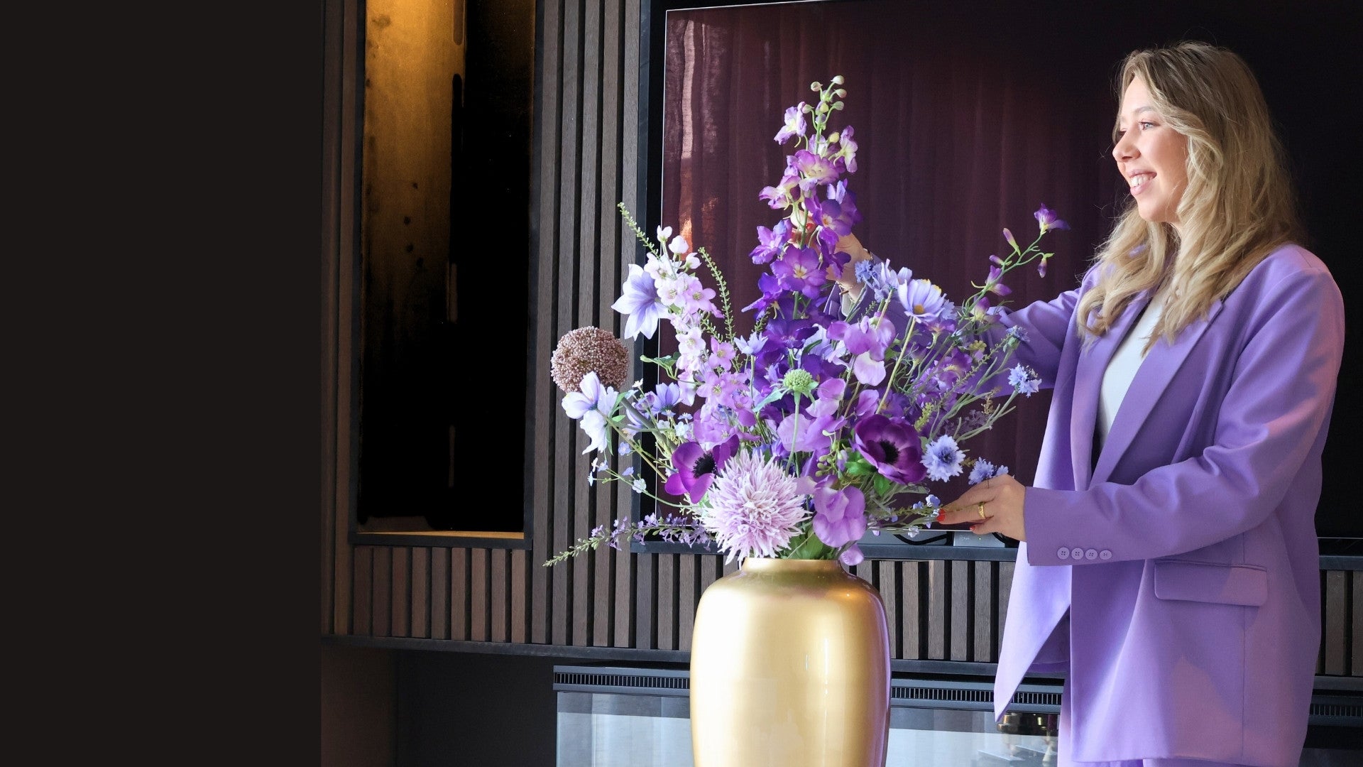Het kunstbloemen boeket Praag met paarse delphinium en kunstbloemen in diverse tinten, 16 stelen en 95 cm hoog, van hoge kwaliteit