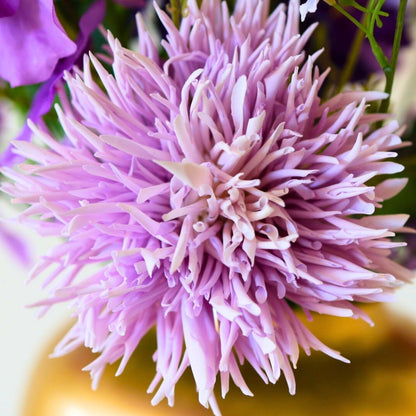 Paars kunstbloemen boeket met een close up foto van de paarse chrysant zijden bloemen