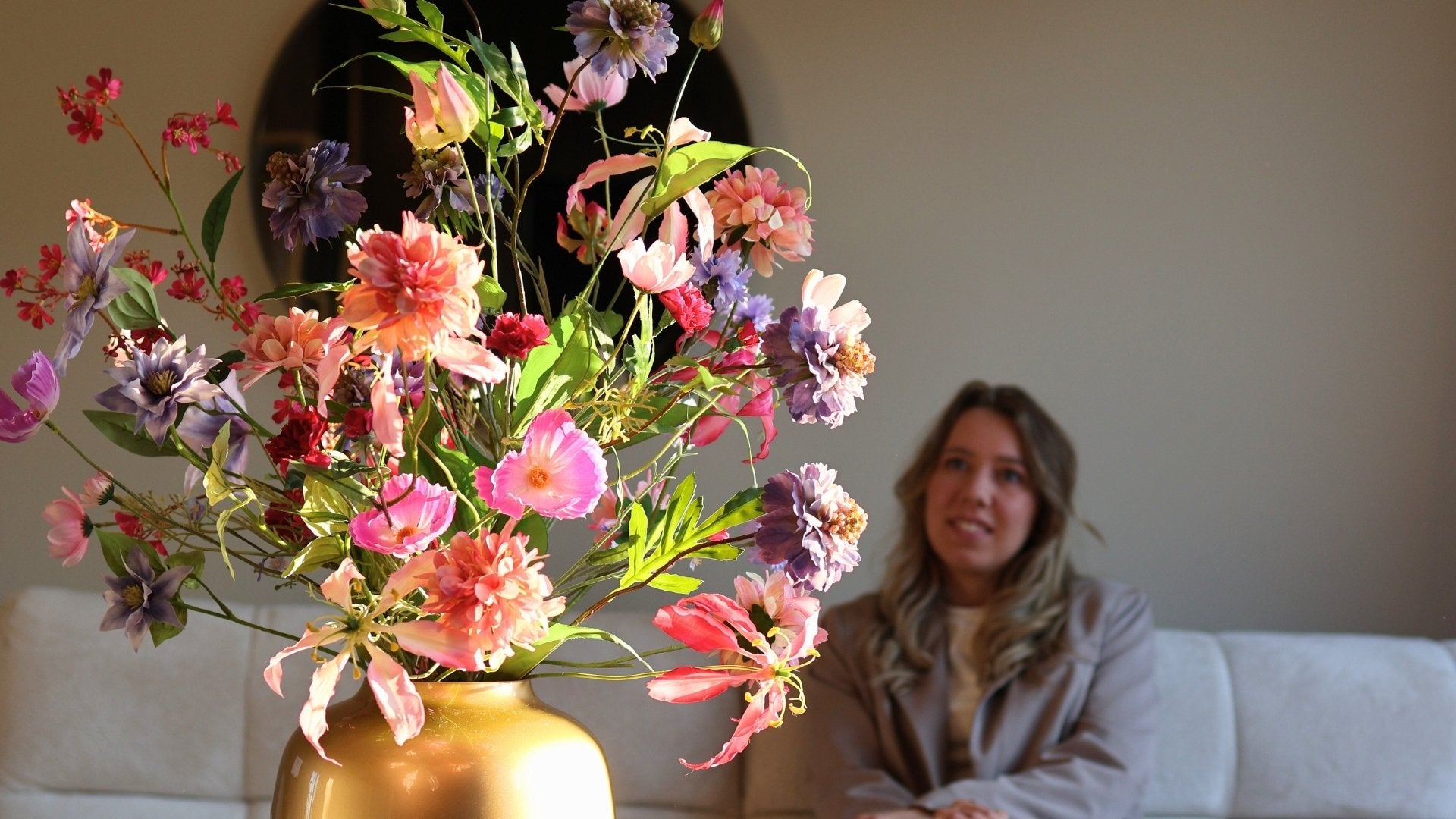 Kunstboeket athene gemaakt van zijden bloemen ingezoomde foto