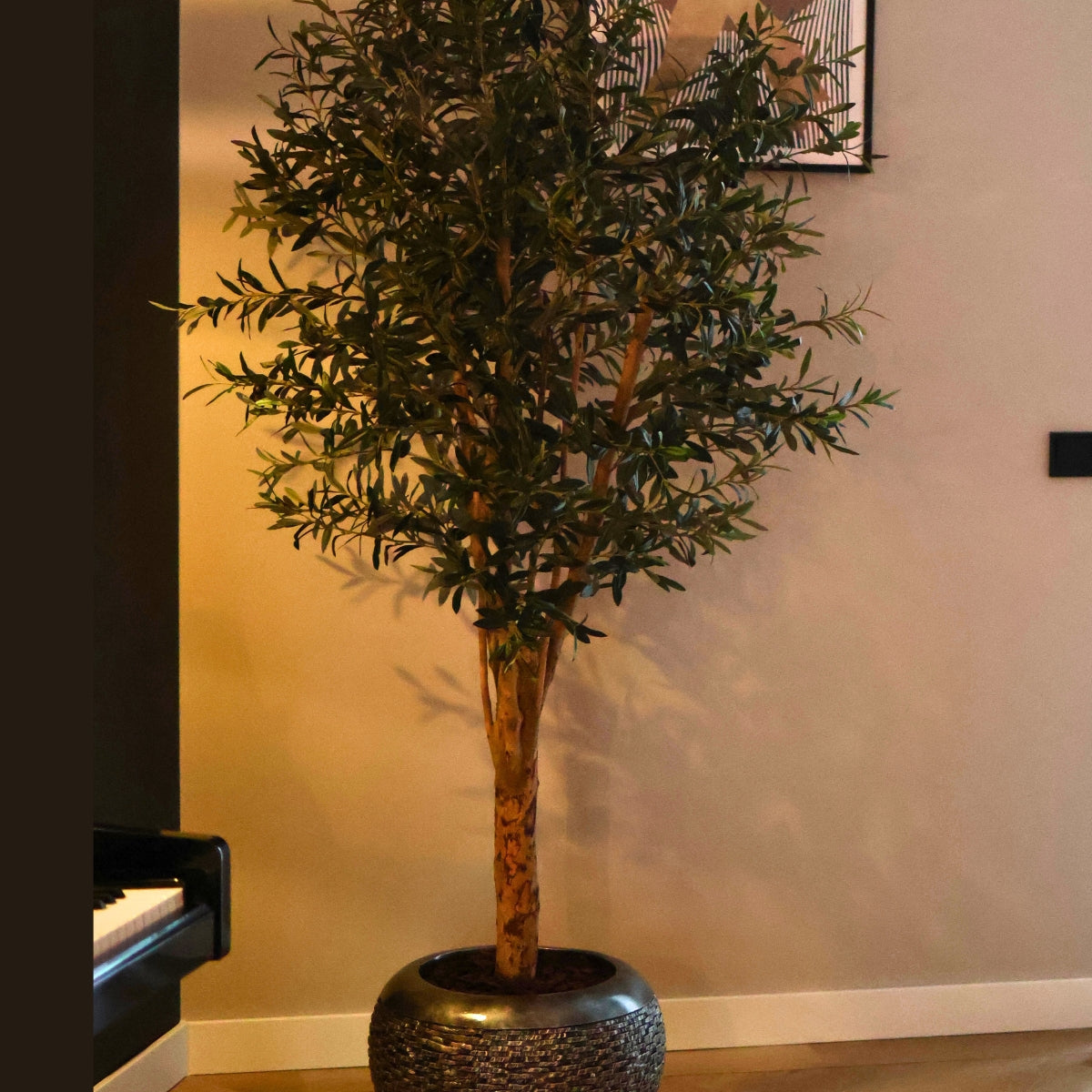 Prachtige kunst Olijfboom met Mediterrane uitstraling, ideaal voor het creëren van een warme, natuurlijke sfeer in elke ruimte.
