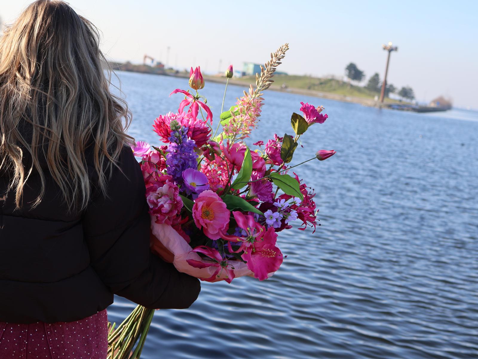 Zijden bloemen afgebeeld bij de zee